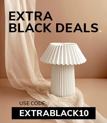 Propagačný obrázok pre Extra Black Deals s bielou skladanou stolovou lampou na béžovom textilnom pozadí a zľavovým kódom ‘EXTRABLACK10’.