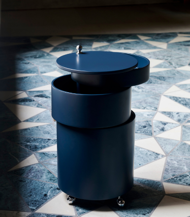 Priehľadné nástenné police Normann Copenhagen s dekoratívnymi doplnkami v minimalistickom obývacom priestore.
